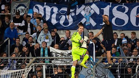 Marco Hiller durfte sich nach dem Sieg über Unterhaching von den Fans feiern lassen.