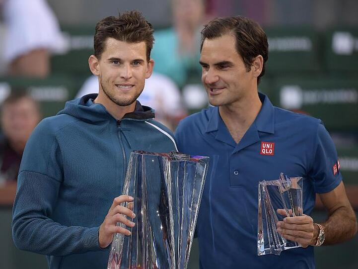 Finalsieger Dominic Thiem (l) steht mit seiner Trophäe neben dem unterlegenem Roger Federer.