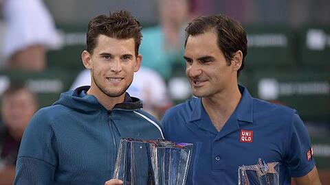 Finalsieger Dominic Thiem (l) steht mit seiner Trophäe neben dem unterlegenem Roger Federer.