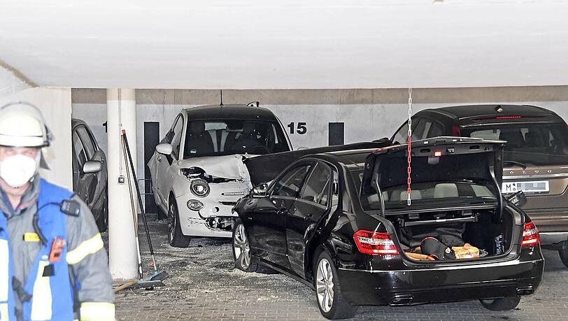 Der Mercedes krachte mit Vollgas gegen den Fiat. Der Mercedes krachte mit Vollgas gegen den Fiat.
