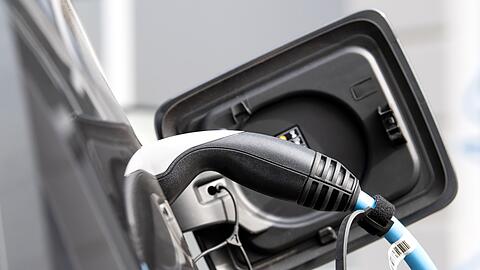 Ein BMW I3 wird an einer Ladesäule geladen.