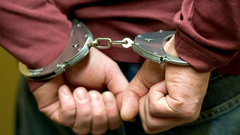 Nachdem ein 15-Jähriger einen großen Stein auf mehrere Personen geworfen hatte, nahm die Polizei ihn fest.