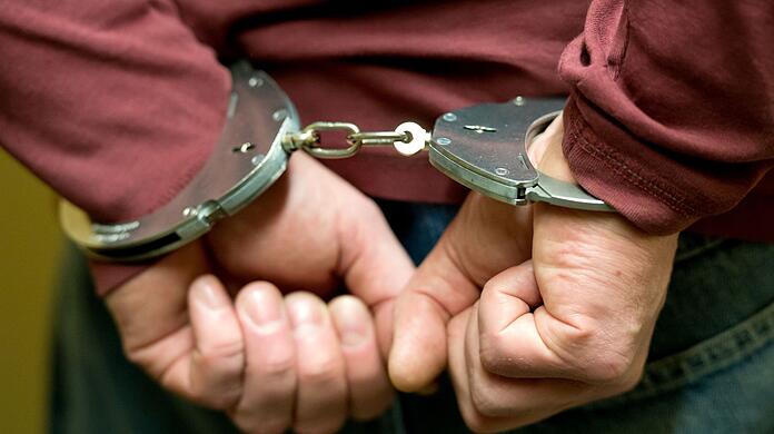 Nachdem ein 15-Jähriger einen großen Stein auf mehrere Personen geworfen hatte, nahm die Polizei ihn fest.