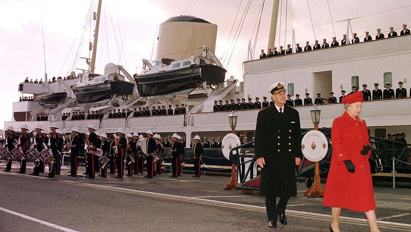 Elizabeth II. und Prinz Philip nehmen 1997 Abschied von der "Britannia". Elizabeth II. und Prinz Philip nehmen 1997 Abschied von der "Britannia".