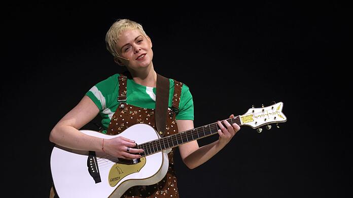 Jennifer Siemann als Nina spielt auf der Bühne des Festspielhauses.