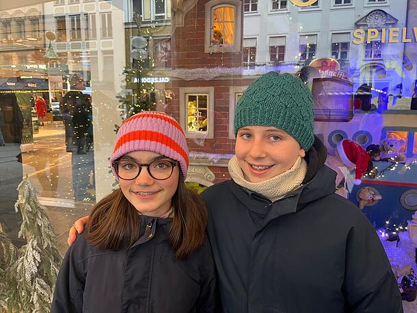 Die besten Freundinnen Carla (12; links) und Lotte (11) lieben Steiff.