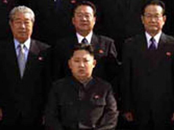 Ein Ausschnitt des von Nordkorea veröffentlichten Fotos mit Kim Jong Un (vorn sitzend), dem jüngsten Sohn von Militärmachthaber Kim Jong Il.