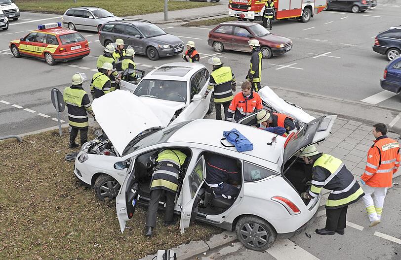 Innsbrucker Ring: 
Die Mitfahrerin eines Lancia wird bei einem Verkehrsunfall schwer verletzt. Der Wagen ist mit einem BMW zusammengestoßen. Die Feuerwehr rettet die ca. 20 Jährige aus dem Pkw und übergibt sie dem Rettungsdienst. Sie kommt in den Schockraum eines Krankenhauses.