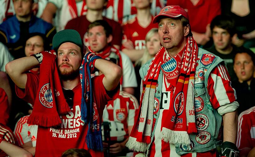 Ein Abend der emotionalen Achterbahnfahrt - mit dem brutalen Absturz aus einem ach so schönen Traum. So hofften, bangten, jubelten - und weinten die Fans des FC Bayern.