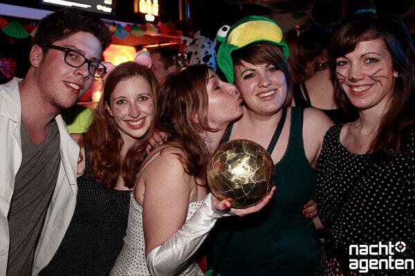 Hier feiern Menschen und Tiere, Alt und Jung und Dick und Dünn zusammen auf dem Rosenmontags-Sportlerfasching beim Olylüstchen. Mehr Bilder unter: www.nachtagenten.de