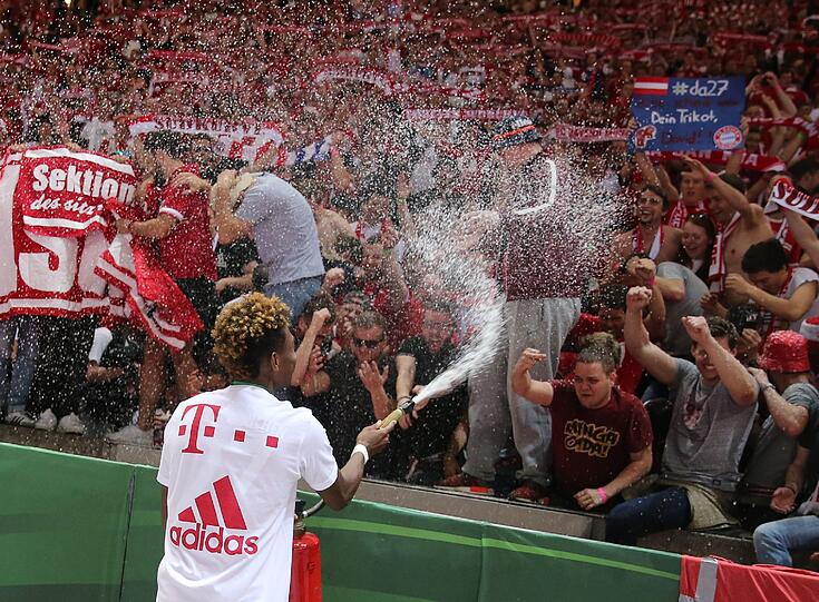Wasser marsch: David Alaba greift zu ungewöhnlichen Mitteln - und zum Feuerlöscher.