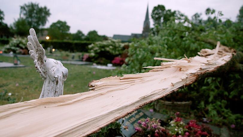 Ein Tornado hat im Raum Viersen am Niederrhein am Mittwochabend nach Behördenangaben eine "Schneise der Verwüstung" angerichtet. Mindestens ein Mensch wurde bei dem Unwetter schwer verletzt.