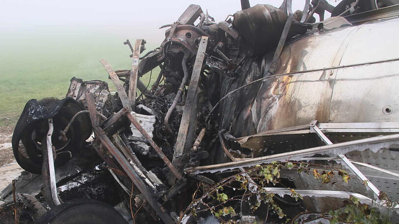 Bilder vom Unfallort: Der Milchlaster ist umgekippt und ausgebrannt, der Fahrer konnte sich nicht mehr selbst aus dem Fahrzeugwrack befreien und starb.