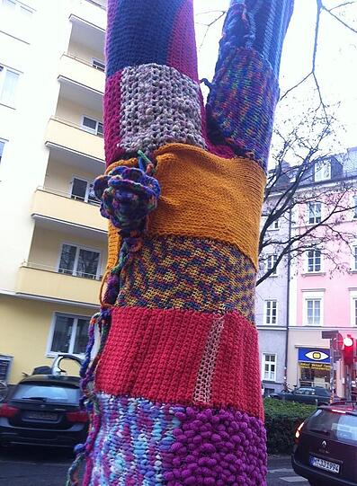 Ganz schön bestrickend: der festlich eingekleidete Baum in der Isarvorstadt.