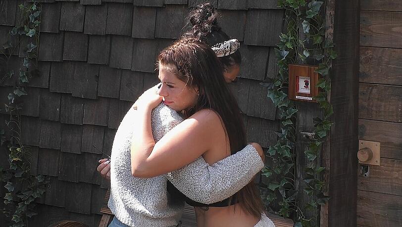 Jenny Frankhauser (vorne) verabschiedet sich von Elene Lucie Ameur Jenny Frankhauser (vorne) verabschiedet sich von Elene Lucie Ameur