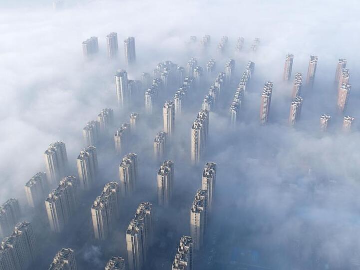 Hochhäuser ragen aus dem Smog der Stadt Nantong in der ostchinesischen Provinz Jiangsu heraus.