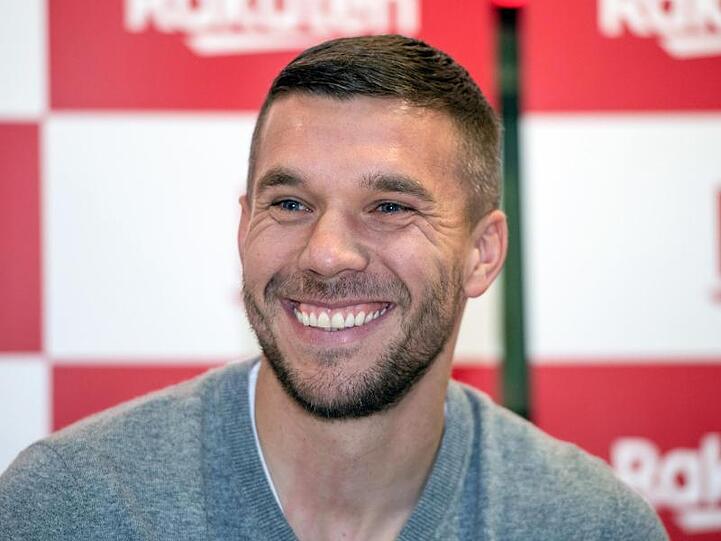Der frühere Fußall-Nationalspieler Lukas Podolski lächelt bei einer Pressekonferenz. Foto: Bernd Thissen/dpa/Archivbild