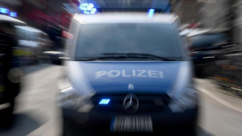 Polizeiwagen mit Blaulicht. Foto: Carsten Rehder/dpa/Symbolbild