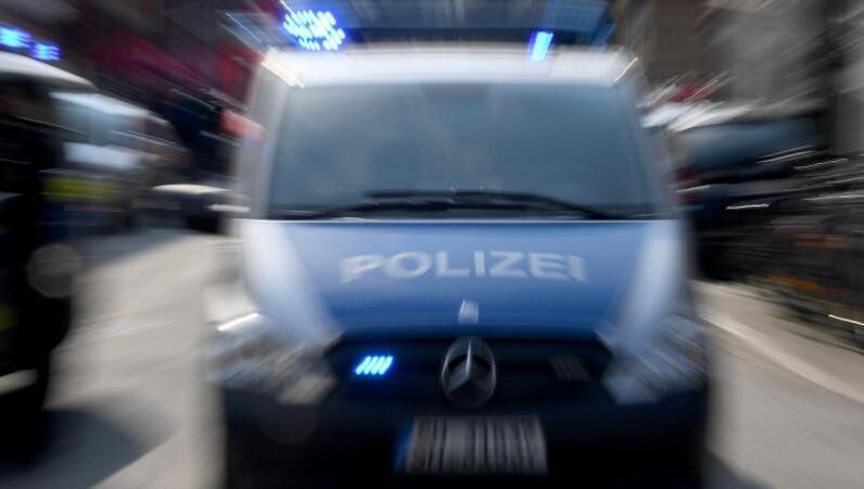 Polizeiwagen mit Blaulicht. Foto: Carsten Rehder/dpa/Symbolbild Polizeiwagen mit Blaulicht. Foto: Carsten Rehder/dpa/Symbolbild