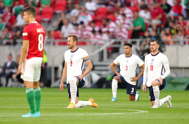 Kniefall als Zeichen gegen Rassismus: Englands Nationalmannschaft beim Spiel in Ungarn - dafür gab es Buhrufe von den Rängen. Kniefall als Zeichen gegen Rassismus: Englands Nationalmannschaft beim Spiel in Ungarn - dafür gab es Buhrufe von den Rängen.