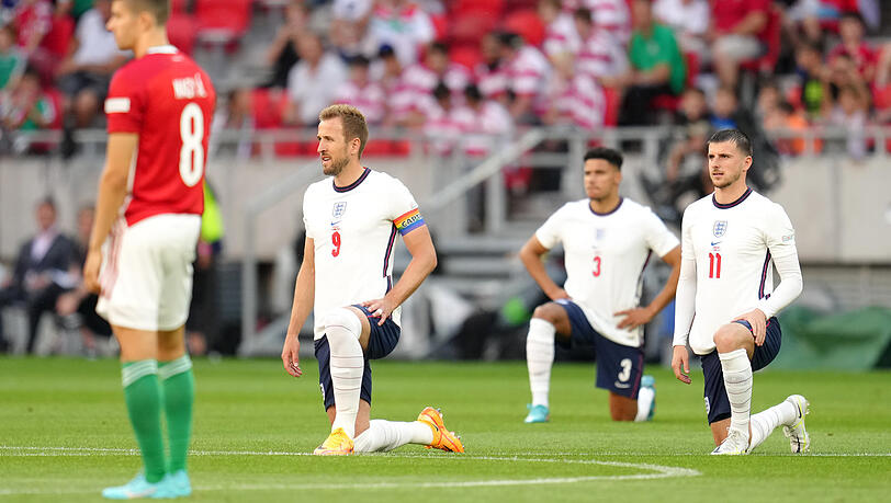 Kniefall als Zeichen gegen Rassismus: Englands Nationalmannschaft beim Spiel in Ungarn - dafür gab es Buhrufe von den Rängen. Kniefall als Zeichen gegen Rassismus: Englands Nationalmannschaft beim Spiel in Ungarn - dafür gab es Buhrufe von den Rängen.
