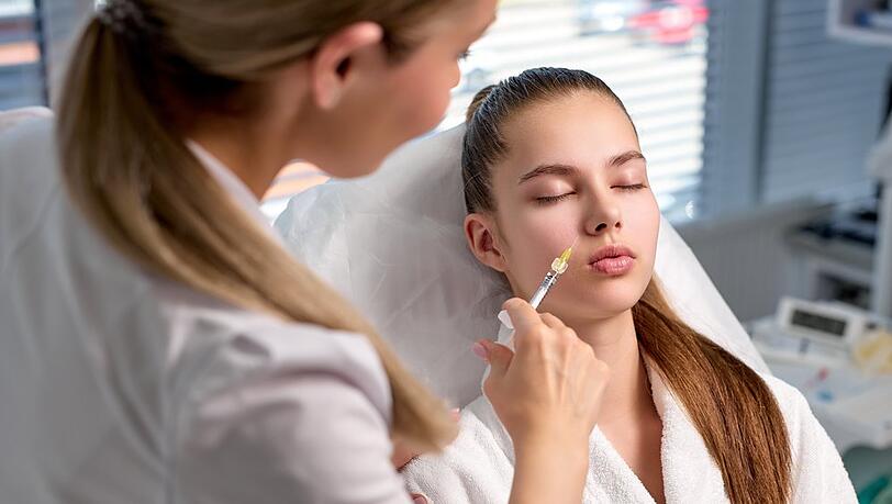 Botox und Hyalurons&auml;ure sind nach wie vor beliebte Anti-Aging-Mittel.