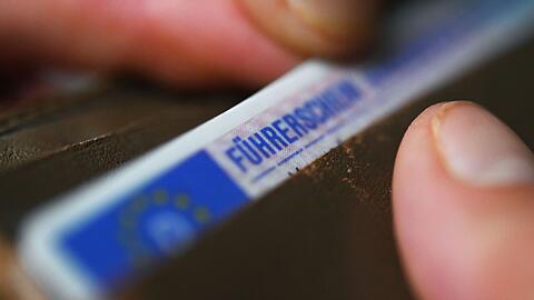 Der Zoff um verschärfte EU-Führerscheinregeln spitzt sich weiter zu.