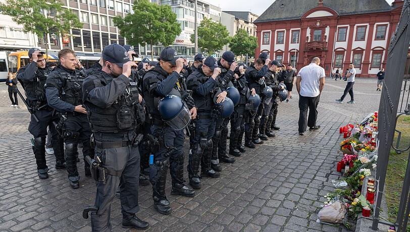 Polizisten trauern auf dem Mannheimer Marktplatz um ihren getöteten Kollegen.
