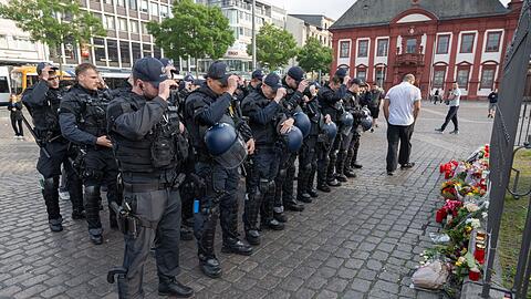 Polizisten trauern auf dem Mannheimer Marktplatz um ihren getöteten Kollegen.