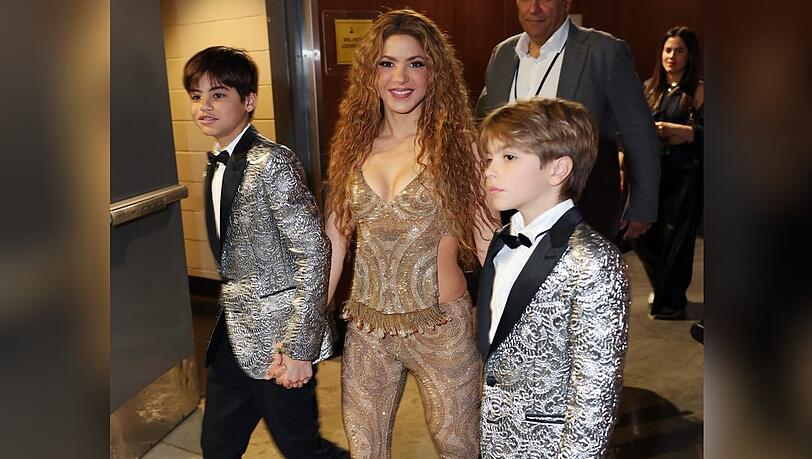 Shakira mit ihren beiden Söhnen bei der Grammy-Verleihung.