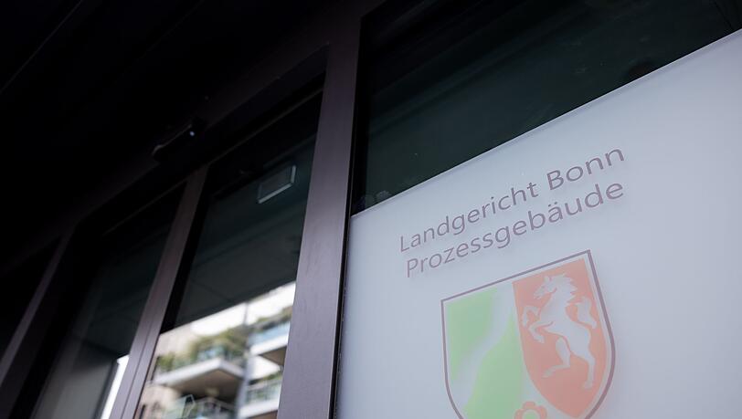Bei Cum-Ex verschoben Finanzakteure Aktien mit ("cum") und ohne ("ex") Dividendenanspruch hin und her, um gar nicht gezahlte Steuern erstattet zu bekommen.