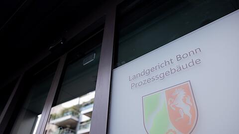 Bei Cum-Ex verschoben Finanzakteure Aktien mit ("cum") und ohne ("ex") Dividendenanspruch hin und her, um gar nicht gezahlte Steuern erstattet zu bekommen.