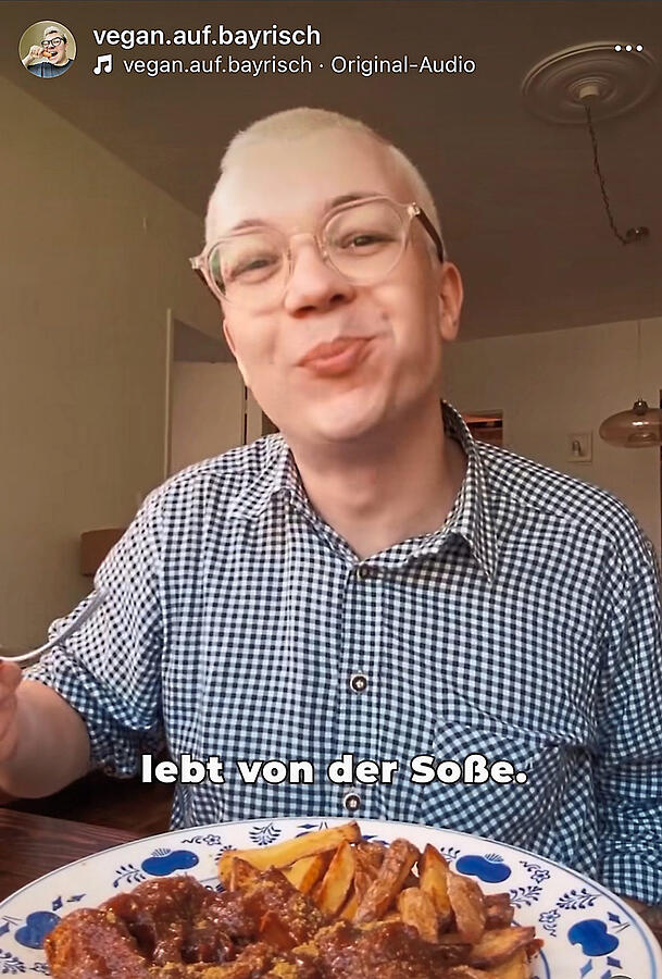 Zum Kochen gehört auch immer das Probieren. „Jeder woaß: So a Currywurst lebt von der Soß“, sagt Rudi Rüben hier im Video. Zum Kochen gehört auch immer das Probieren. „Jeder woaß: So a Currywurst lebt von der Soß“, sagt Rudi Rüben hier im Video.