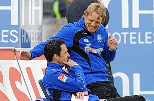 Entspanntes Trainerduo: Mike Büskens mit &bdquo;Co&ldquo; Mirko Reichel (links).