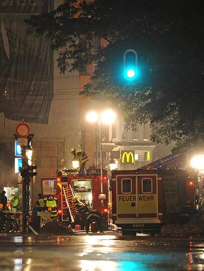 Zerstörte Schaufenster, Glassplitter, Feuer, Rauch: Nach Sprengung des 250 Kilogramm schweren Blindgängers in der Schwabinger Feilitzschstraße geht es drunter und drüber, Rettungsfahrzeuge brausen durch Schwabing. Gegen Mitternacht meldet die Feuerwehr, die Bränder seien unter Kontrolle. Laut Polizei wurde niemand verletzt.