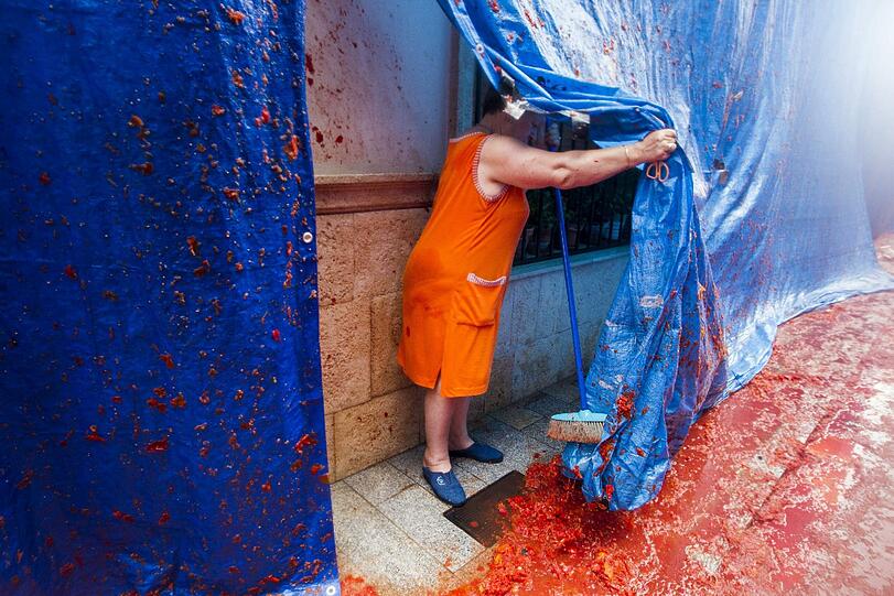 So sieht die Schutzfolie nach der einstündigen Tomatenschlacht aus.