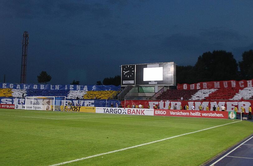 "Südkurve für immer": Gemeinsame Choreo der Jena und Bayern-Fans vor dem Pokal-Spiel.