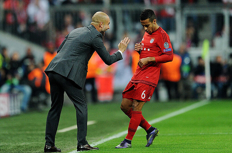 Arbeiteten viele Jahre beim FC Barcelona und beim FC Bayern zusammen: Mentor Guardiola (l.) und Schützling Thiago.