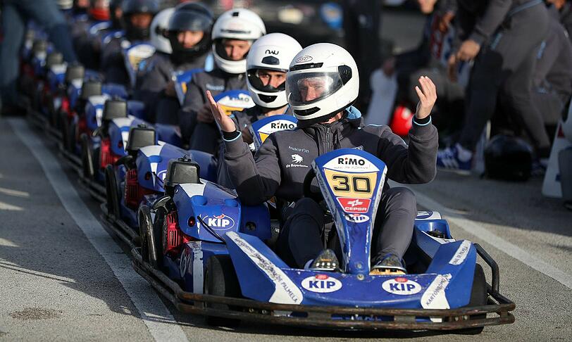 Go-Kart-Gaudi bei 1860: In einem Qualifying traten die Löwen gemäß ihrer Zimmerbesetzung in Zweierteams gegeinander an. Die Bilder.