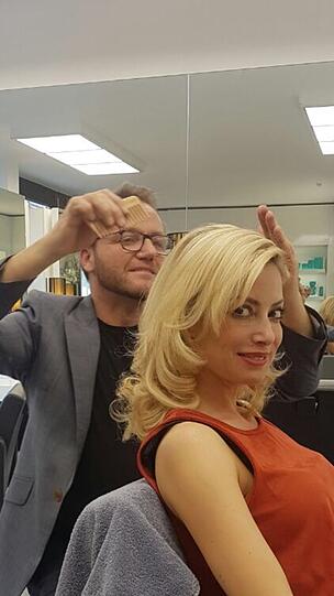 Haarverdichtung via medizinischem Kleber: Sarah bei Promi-Friseur Peter Safarik