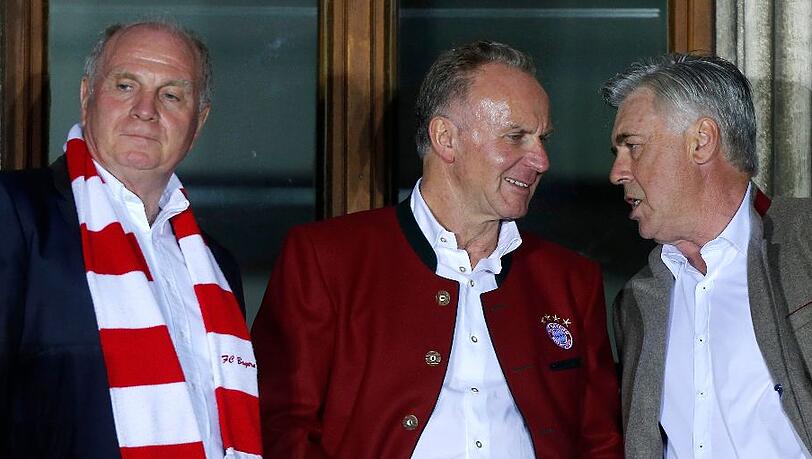 Vertrauensverhältnis – auch wenn sie sich nicht immer einig sind: Uli Hoeneß (links) und Karl-Heinz Rummenigge. Rechts: Single-Trainer Carlo Ancelotti. Vertrauensverhältnis – auch wenn sie sich nicht immer einig sind: Uli Hoeneß (links) und Karl-Heinz Rummenigge. Rechts: Single-Trainer Carlo Ancelotti.