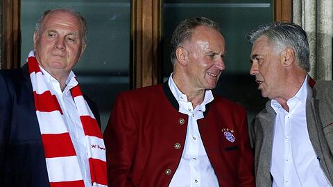Vertrauensverhältnis &ndash; auch wenn sie sich nicht immer einig sind: Uli Hoeneß (links) und Karl-Heinz Rummenigge.	Rechts: Single-Trainer Carlo Ancelotti.
