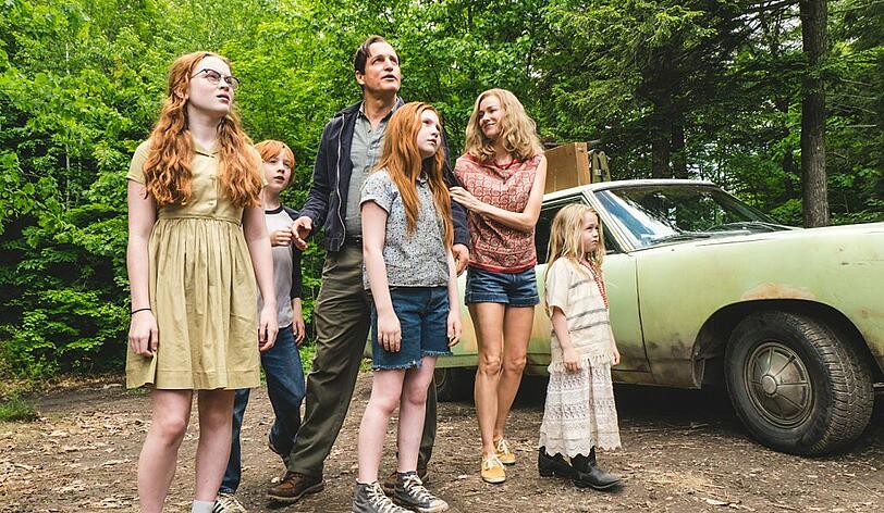 Familie Walls (von links: Sadie Sink, Charlie Shotwell, Woody Harrelson, Ella Anderson, Naomi Watts und Eden Grace Redfield) ist mal wieder umgezogen.