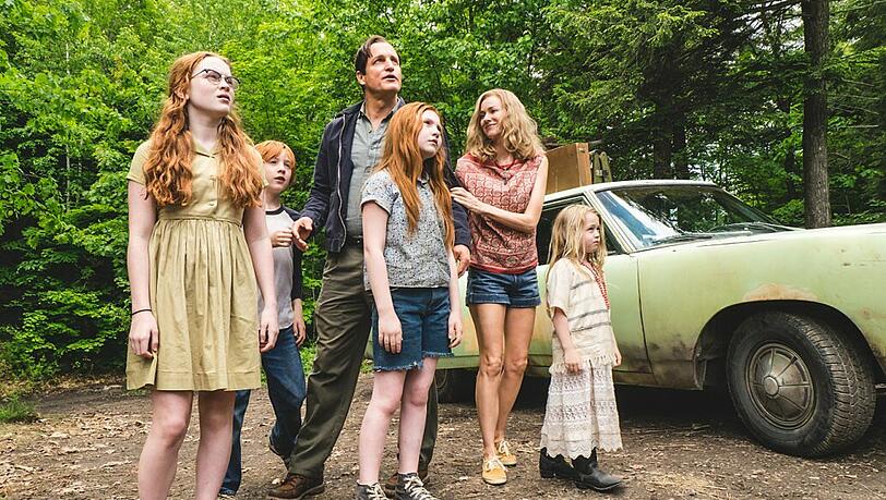 Familie Walls (von links: Sadie Sink, Charlie Shotwell, Woody Harrelson, Ella Anderson, Naomi Watts und Eden Grace Redfield) ist mal wieder umgezogen.