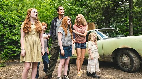 Familie Walls (von links: Sadie Sink, Charlie Shotwell, Woody Harrelson, Ella Anderson, Naomi Watts und Eden Grace Redfield) ist mal wieder umgezogen.