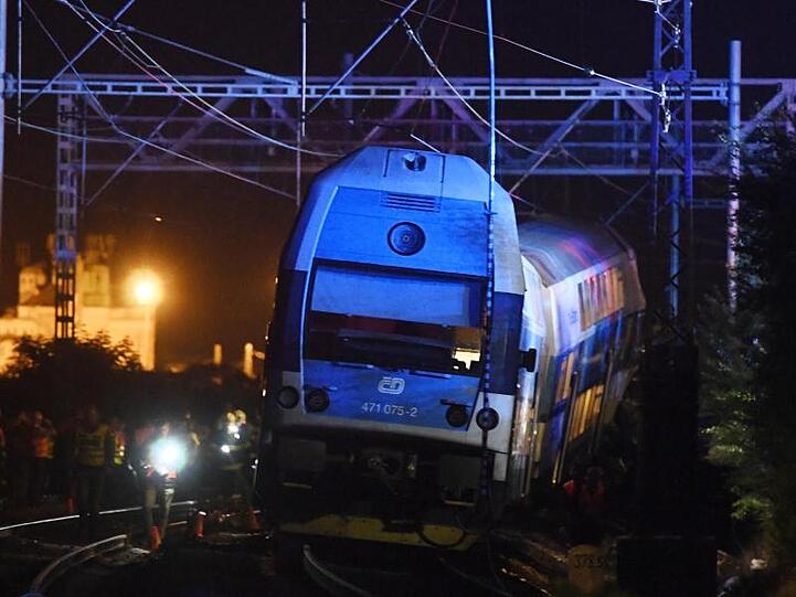 Rettungskräfte sind nach dem Zugunglück im Einsatz.