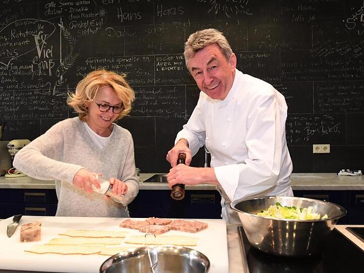 Gisela Schneeberger und Hans Haas haben Spaß in der Küche.
