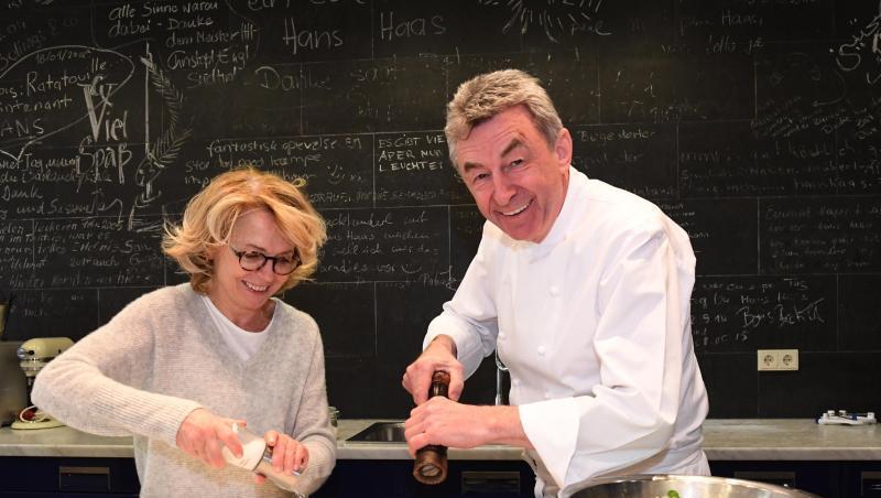 Gisela Schneeberger und Hans Haas haben Spaß in der Küche. Gisela Schneeberger und Hans Haas haben Spaß in der Küche.