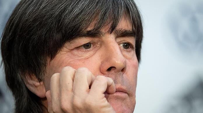 Bundestrainer Joachim Löw blickt während einer Pressekonferenz in die Runde.