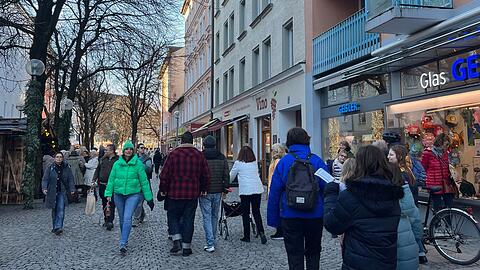 Viel los in der Weißenburger Straße. Die Haidhauser wollen alle noch Weihnachtseinkäufe erledigen.